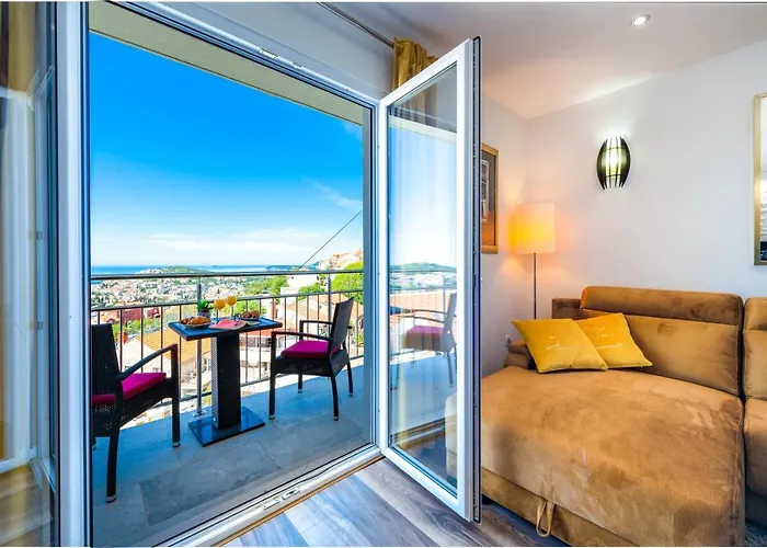 Exclusive Nia Ragusa